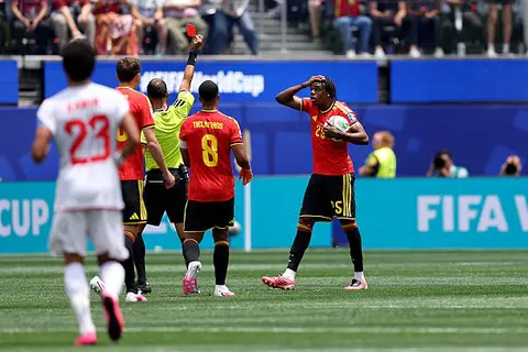البطاقة الثامنة.. طرد مدافع بلجيكا في مواجهة إيران بكأس العالم